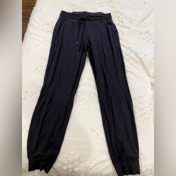 Lululemon Ready to Rulu Joggers, Size 6. - Picture 3 of 4
